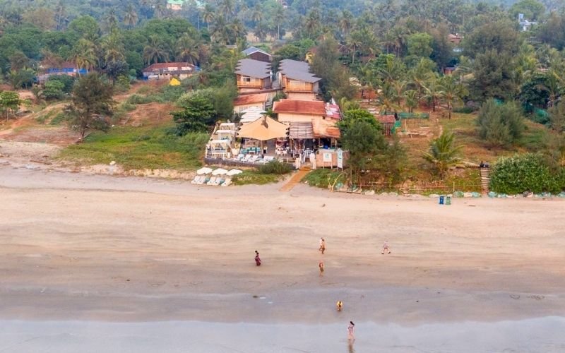 Living Room Beach Resort - Stylish Property in Morjim