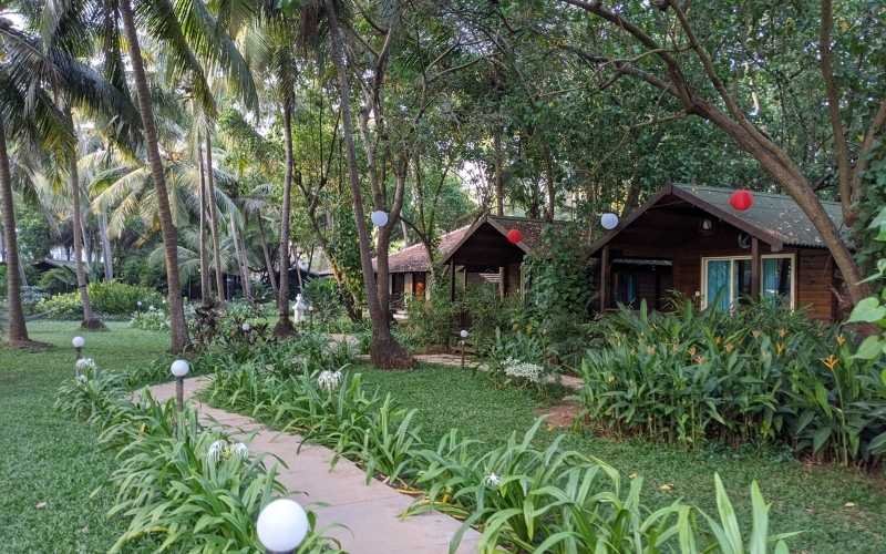 Montego Bay Beach Village - 3-Star Coastal Resort in Morjim